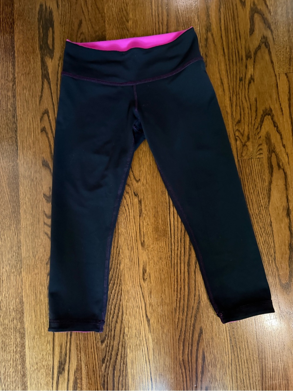REVERSIBLE lululemon athletica Black/Pink Capri Leggings